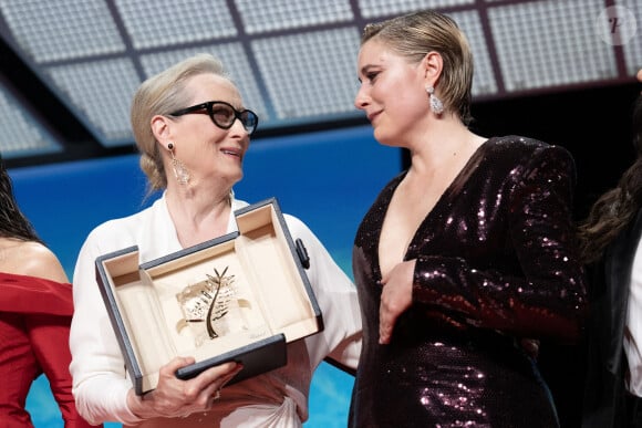 Meryl Streep recevant sa Palme d'Or d'honneur lors du 77e Festival de Cannes le 14 mai 2024, avec Greta Gerwig, France. Photo by David NIVIERE/ABACAPRESS.COM