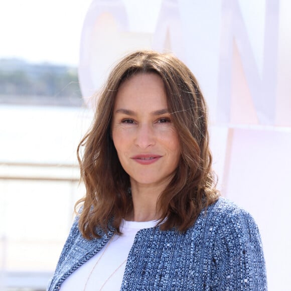 Vanessa Demouy - Photocall de "Ici tout commence" lors du 7ème festival international Canneséries à Cannes, le 6 avril 2024. © Denis Guignebourg / Bestimage