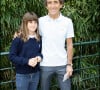 Il s'agit d'un beau brun qui a le même rêve qu'elle, devenir acteur
 
Archives : Alain Prost et sa fille, Victoria à Roland-Garros en 2009.