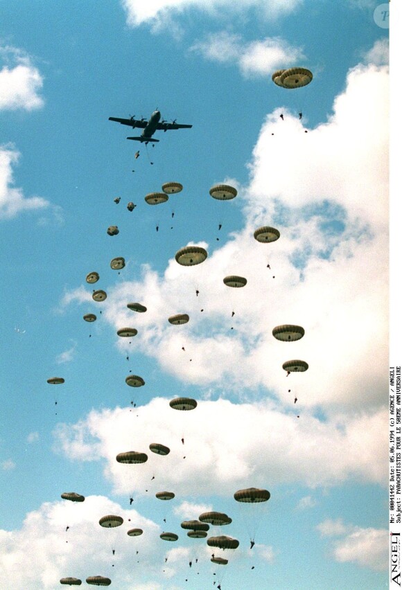 Pour sa soirée du jeudi 6 juin, France 2 a prévu de miser sur un documentaire autour du Débarquement
Archives - Illustration - Parachutistes, 50e anniversaire du débarquement allié en Normandie en 1994.