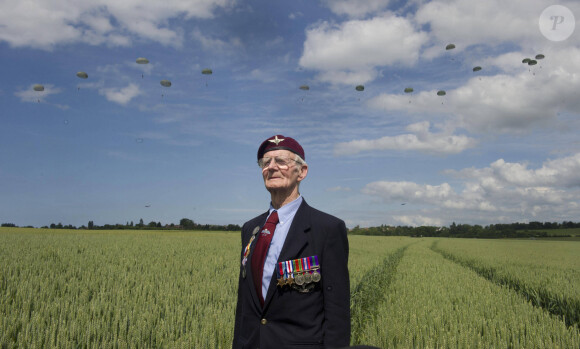 En accord avec TF1, France 2 a décidé de décaler sa soirée sur le Débarquement
Le vétéran Fred Glover, 88 ans, 9ème bataillon des parachutistes, regarde les commémorations dans le ciel depuis un champ, à l'occasion du 70ème anniversaire du débarquement sur les plages de Normandie lors de la Seconde Guerre Mondiale. Le 5 juin 2014