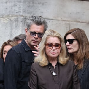 Heureusement, elle a pu compter sur ses proches, eux aussi dans le film. 
Benjamin Biolay, Catherine Deneuve, Chiara Mastroianni - Sorties des célébrités aux obsèques de Jane Birkin en l'église Saint-Roch à Paris. Le 24 juillet 2023 © Jacovides-KD Niko / Bestimage 