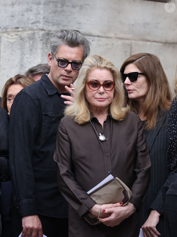 Heureusement, elle a pu compter sur ses proches, eux aussi dans le film. 
Benjamin Biolay, Catherine Deneuve, Chiara Mastroianni - Sorties des célébrités aux obsèques de Jane Birkin en l'église Saint-Roch à Paris. Le 24 juillet 2023 © Jacovides-KD Niko / Bestimage 