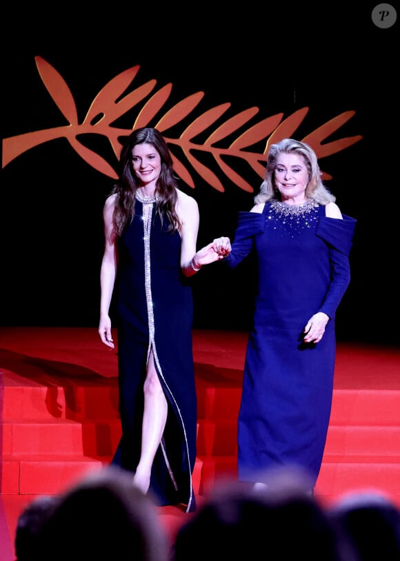 Chiara Mastroianni (maîtresse de cérémonie) et sa mère Catherine Deneuve - Cérémonie d'ouverture du 76ème Festival International du Film de Cannes, au Palais des Festivals à Cannes. Le 16 mai 2023. © Borde-Jacovides-Moreau / Bestimage 