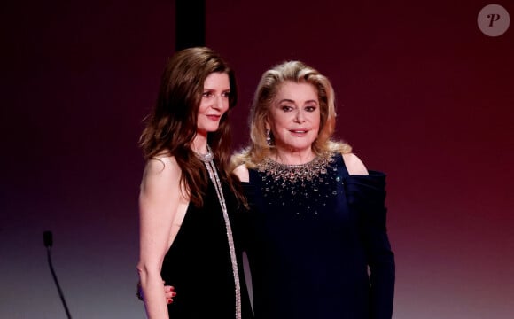 Chiara Mastroianni (maîtresse de cérémonie) et sa mère Catherine Deneuve - Cérémonie d'ouverture du 76ème Festival International du Film de Cannes, au Palais des Festivals à Cannes. Le 16 mai 2023. © Borde-Jacovides-Moreau / Bestimage  Opening ceremony of the 76th Cannes International Film Festival at the Palais des Festivals in Cannes, France. On may 16th 2023 