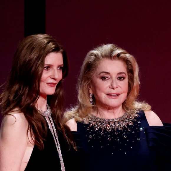 Chiara Mastroianni (maîtresse de cérémonie) et sa mère Catherine Deneuve - Cérémonie d'ouverture du 76ème Festival International du Film de Cannes, au Palais des Festivals à Cannes. Le 16 mai 2023. © Borde-Jacovides-Moreau / Bestimage  Opening ceremony of the 76th Cannes International Film Festival at the Palais des Festivals in Cannes, France. On may 16th 2023 