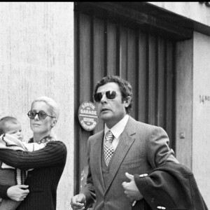 Marcello Mastroianni, Catherine Deneuve et dans ses bras leur fille Chiara, dans les rues de Parme. 