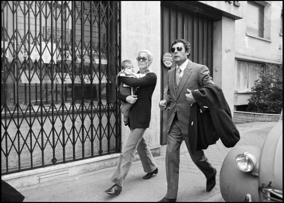 Marcello Mastroianni, Catherine Deneuve et dans ses bras leur fille Chiara, dans les rues de Parme. 