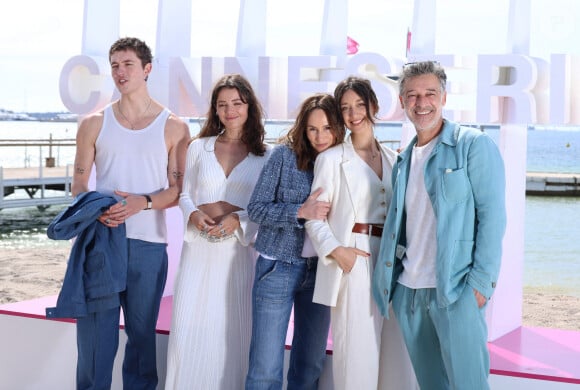 Les comédiens sont proches, devant les caméras mais pas que.
Loan Becmont, Julie Sassoust, Zoi Severin, Vanessa Demouy Stephane Blancafort - Photocall de "Ici tout commence" lors du 7ème festival international Canneséries à Cannes, le 6 avril 2024. © Denis Guignebourg / Bestimage