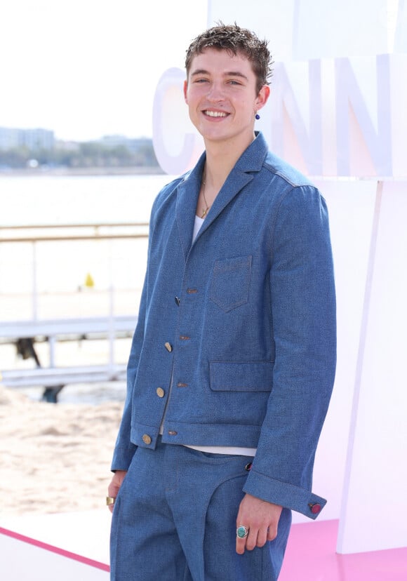 Loan Becmont - Photocall de "Ici tout commence" lors du 7ème festival international Canneséries à Cannes, le 6 avril 2024. © Denis Guignebourg / Bestimage