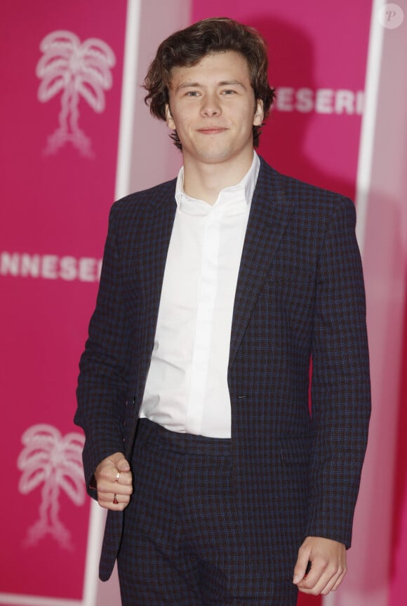 Lucien Belves de "Ici tout commence" au photocall lors de la 5ème saison du festival International des Séries "Canneseries" à Cannes, France, le 2 avril 2022. © Denis Guignebourg/Bestimage