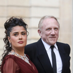 Si elle a toujours mis un point d'honneur à préserver sa fille des médias, Salma Hayek a pourtant récemment publié une touchante image de sa fille le jour de la fête des mères
L'actrice américano-mexicaine Salma Hayek et Francois-Henri Pinault, homme d'affaires français - Arrivée des invités au dîner d'Etat en l'honneur du président chinois Xi Jinping et de sa femme la Première Dame Peng Liyuan au palais présidentiel de l'Elysée à Paris, France