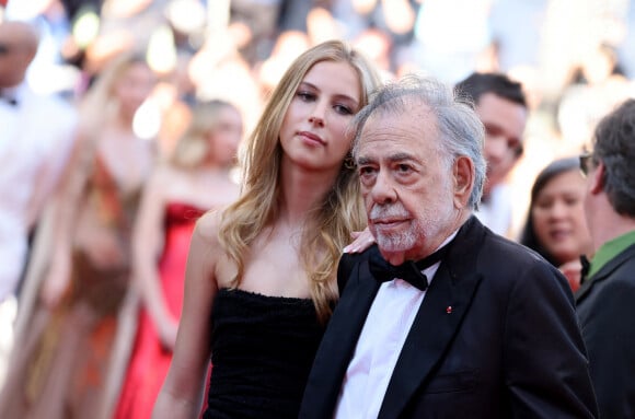 Ce film en compétition a été réalisé par son grand-père, Francis Ford Coppola.
Romy Croquet et son grand-père Francis Ford Coppola à la montée des marches du 77ᵉ Festival International du Film de Cannes, au Palais des Festivals à Cannes. Le 16 mai 2024 © Olivier Borde / Bestimage