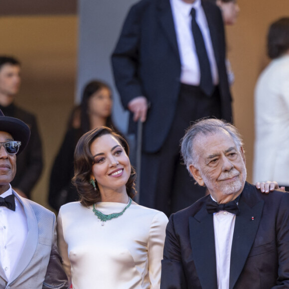 Outre le choix de la robe, ce qui a surpris, c'est l'incroyable ressemble de Romy avec ses parents.
Romy Croquet et son grand-père Francis Ford Coppola à la montée des marches du 77ᵉ Festival International du Film de Cannes, au Palais des Festivals à Cannes. Le 16 mai 2024 © Olivier Borde / Bestimage