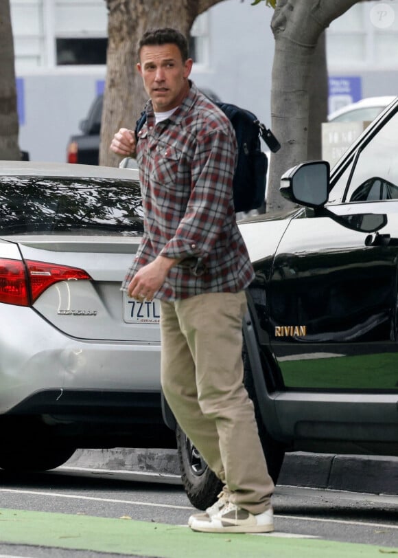 Ce jeudi 16 mai, Ben Affleck a été photographié séjournant dans une maison, seul, à Los Angeles.
Ben Affleck à Santa Monica.