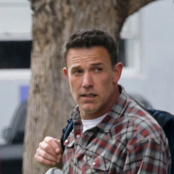 Ce jeudi 16 mai, Ben Affleck a été photographié séjournant dans une maison, seul, à Los Angeles.
Ben Affleck à Santa Monica.