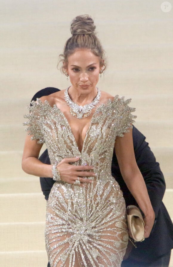 De son côté, Jennifer Lopez est apparue seule au Met Gala 2024.
Jennifer Lopezau MET Gala 2024 au Metropolitan Museum à New York, le 6 mai 2024.