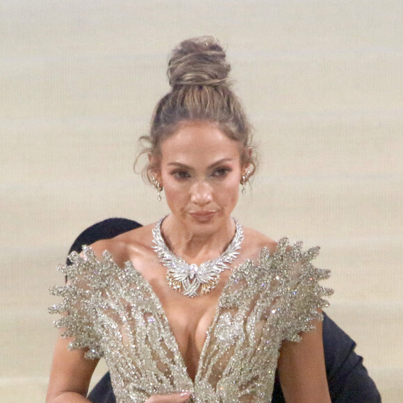 De son côté, Jennifer Lopez est apparue seule au Met Gala 2024.
Jennifer Lopezau MET Gala 2024 au Metropolitan Museum à New York, le 6 mai 2024.