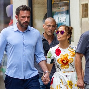 Ben Affleck et sa femme Jennifer Lopez se promènent dans le quartier du Marais lors de leur lune de miel à Paris, France, le 22 juillet 2022. 
