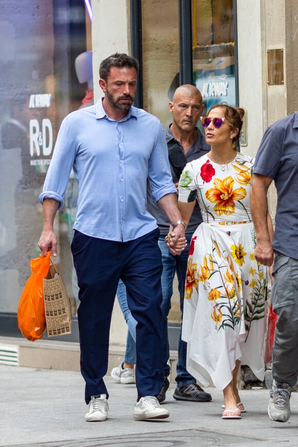 Ben Affleck et sa femme Jennifer Lopez se promènent dans le quartier du Marais lors de leur lune de miel à Paris, France, le 22 juillet 2022. 