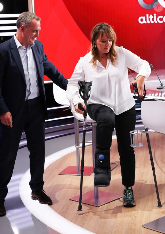 Christophe Delay et Adeline François (en béquilles) lors de la conférence de presse de rentrée BFM TV. - RMC du groupe Altice France à Paris, France, le 31 août 2023. © Coadic Guirec/Bestimage