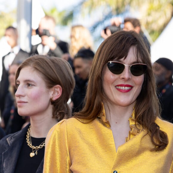 A ses côtés, Valérie Donzelli a osé un look ultra coloré.
Valérie Donzelli - Montée des marches du film " Kinds of Kindness " lors du 77ème Festival International du Film de Cannes, au Palais des Festivals à Cannes. Le 17 mai 2024 © Olivier Borde / Bestimage