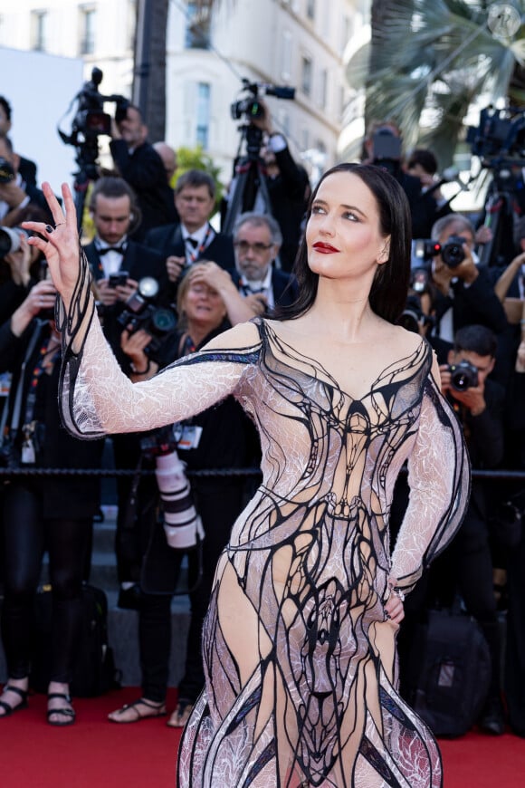 Eva Green - Montée des marches du film " Kinds of Kindness " lors du 77ème Festival International du Film de Cannes, au Palais des Festivals à Cannes. Le 17 mai 2024 © Jacovides-Moreau / Bestimage 