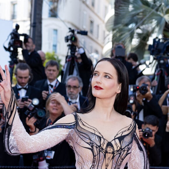 Eva Green - Montée des marches du film " Kinds of Kindness " lors du 77ème Festival International du Film de Cannes, au Palais des Festivals à Cannes. Le 17 mai 2024 © Jacovides-Moreau / Bestimage 