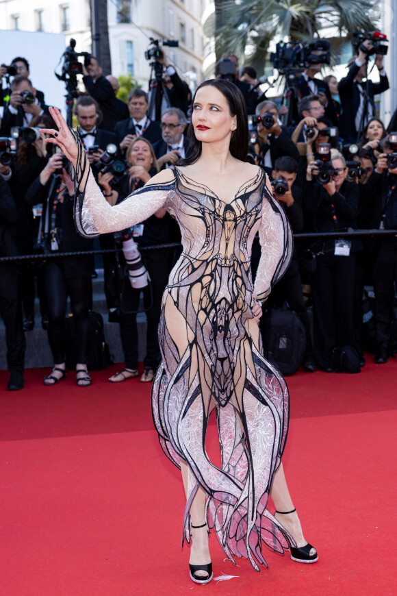 Eva Green - Montée des marches du film " Kinds of Kindness " lors du 77ème Festival International du Film de Cannes, au Palais des Festivals à Cannes. Le 17 mai 2024 © Jacovides-Moreau / Bestimage