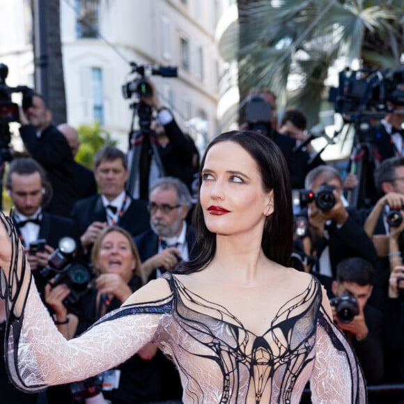 Eva Green - Montée des marches du film " Kinds of Kindness " lors du 77ème Festival International du Film de Cannes, au Palais des Festivals à Cannes. Le 17 mai 2024 © Jacovides-Moreau / Bestimage