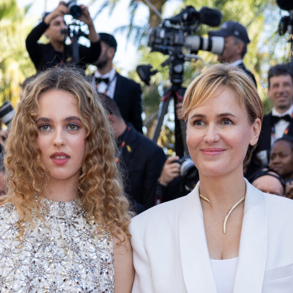 Tess Barthélemy et sa mère Judith Godrèche - Montée des marches du film " Kinds of Kindness " lors du 77ème Festival International du Film de Cannes, au Palais des Festivals à Cannes. Le 17 mai 2024 © Olivier Borde / Bestimage