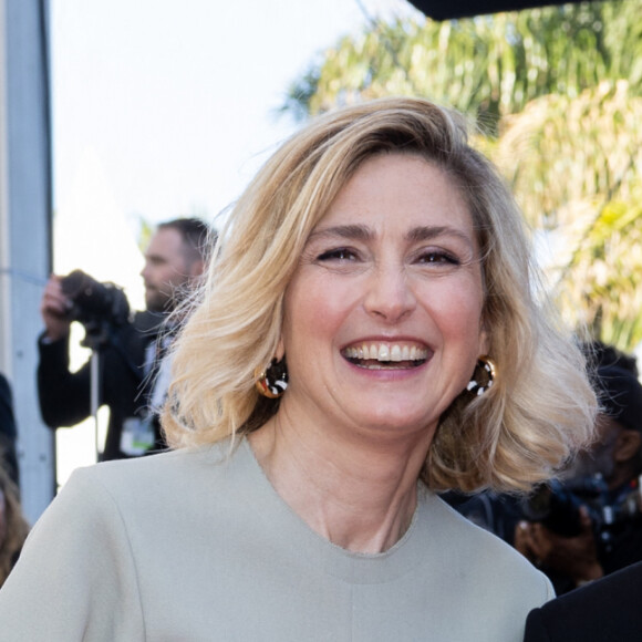 Julie Gayet était plus que resplendissante !
Julie Gayet - Montée des marches du film " Kinds of Kindness " lors du Festival International du Film de Cannes, au Palais des Festivals à Cannes. © Olivier Borde / Bestimage 