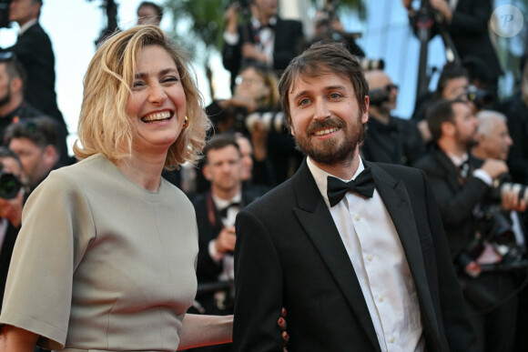 Vendredi 17 mai, au Festival de Cannes, elle est apparue dans une combinaison moulante au bras d'un séduisant jeune homme (peut-être un de ses fils ?).
Montée des marches du film " Kinds of Kindness " lors du 77ème Festival International du Film de Cannes, au Palais des Festivals à Cannes. Photo by Julien Reynaud/APS-Medias/ABACAPRESS.COM