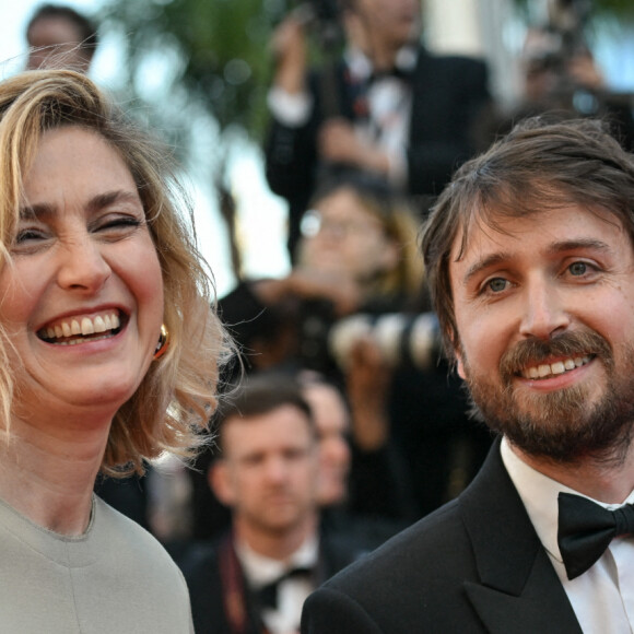 Vendredi 17 mai, au Festival de Cannes, elle est apparue dans une combinaison moulante au bras d'un séduisant jeune homme (peut-être un de ses fils ?).
Montée des marches du film " Kinds of Kindness " lors du 77ème Festival International du Film de Cannes, au Palais des Festivals à Cannes. Photo by Julien Reynaud/APS-Medias/ABACAPRESS.COM