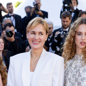 Elle est apparue avec sa fille Tess qui portait une robe inspirée des années 1960.
Judith Godrèche et sa fille Tess Barthélemy - Montée des marches du film " Kinds of Kindness " lors du 77ème Festival International du Film de Cannes, au Palais des Festivals à Cannes. Le 17 mai 2024 © Jacovides-Moreau / Bestimage