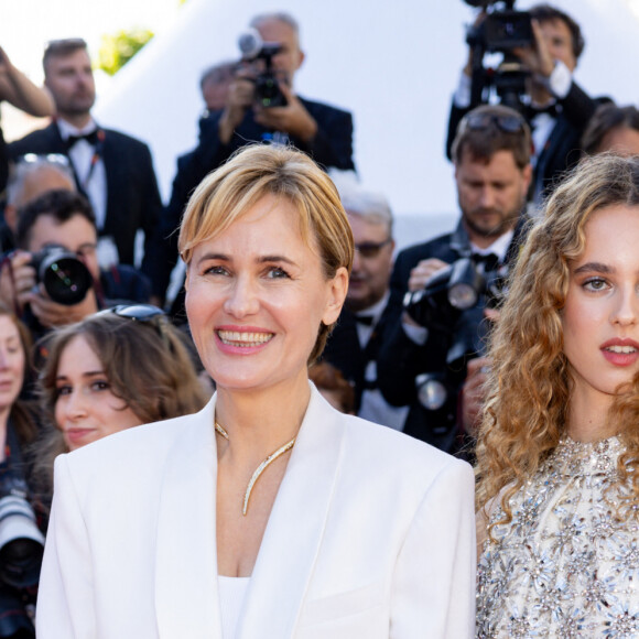 Judith Godrèche et sa fille Tess Barthélemy - Montée des marches du film " Kinds of Kindness " lors du 77ème Festival International du Film de Cannes, au Palais des Festivals à Cannes. Le 17 mai 2024 © Jacovides-Moreau / Bestimage