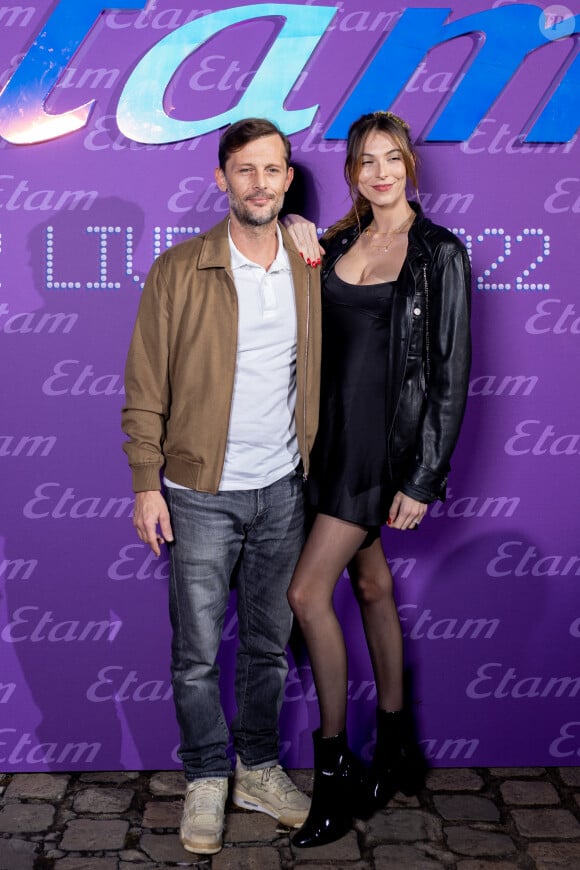 Nicolas Duvauchelle et sa fiancée Chloé Roy - Photocall lors du défilé Etam Live Show 2022 dans les jardins des Archives Nationales lors de la fashion week printemps/été 2023 le 27 septembre 2022. © Agence Bestimage 