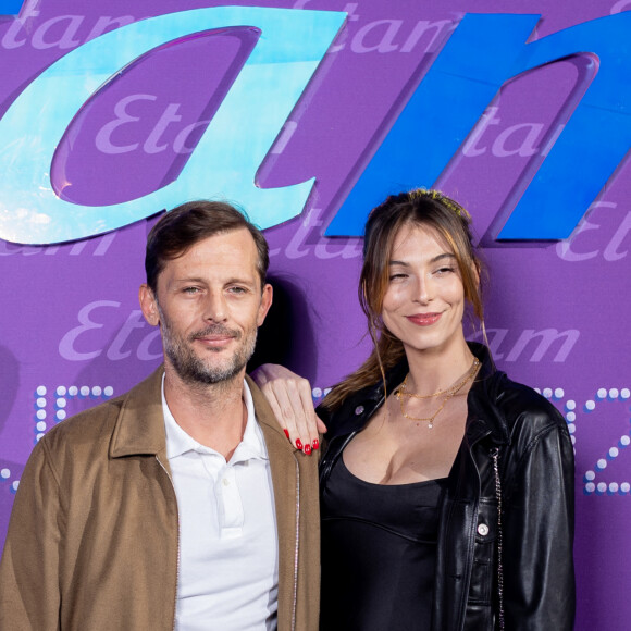 Nicolas Duvauchelle et sa fiancée Chloé Roy - Photocall lors du défilé Etam Live Show 2022 dans les jardins des Archives Nationales lors de la fashion week printemps/été 2023 le 27 septembre 2022. © Agence Bestimage 