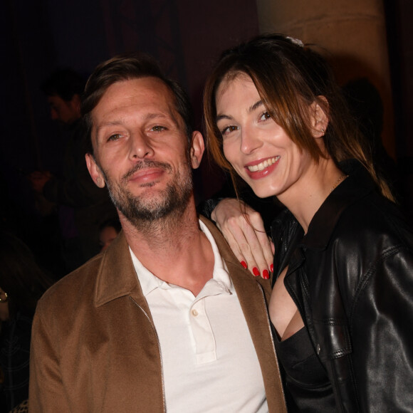 Sur laquelle il embasse tendrement sa dulcinée.
Exclusif - Nicolas Duvauchelle et sa fiancée Chloé Roy - People lors du défilé Etam Live Show 2022 dans les jardins des Archives Nationales lors de la fashion week printemps/été 2023 le 27 septembre 2022. © Agence Bestimage 