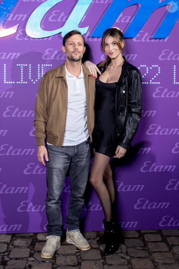 Sa compagne depuis six ans.
Nicolas Duvauchelle et sa fiancée Chloé Roy - Photocall lors du défilé Etam Live Show 2022 dans les jardins des Archives Nationales lors de la fashion week printemps/été 2023 le 27 septembre 2022. © Agence Bestimage 