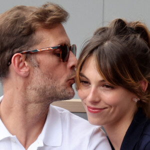 Nicolas Duvauchelle et sa compagne Chloé Roy dans les tribunes lors des Internationaux de France de Tennis de Roland Garros 2022. Paris, le 5 juin 2022. © Dominique Jacovides/Bestimage 