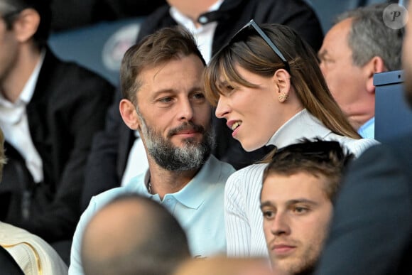 Nicolas Duvauchelle et sa compagne Chloé Roy - People au match de football de ligue 1 Uber Eats entre le Paris St Germain et Troyes (2-2) à Paris le 8 mai 2022.