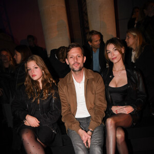 Exclusif - Bonnie, la fille de N.Duvauchelle, Nicolas Duvauchelle et sa fiancée Chloé Roy - Front row lors du défilé Etam Live Show 2022 dans les jardins des Archives Nationales lors de la fashion week printemps/été 2023 le 27 septembre 2022. © Agence. Bestimage