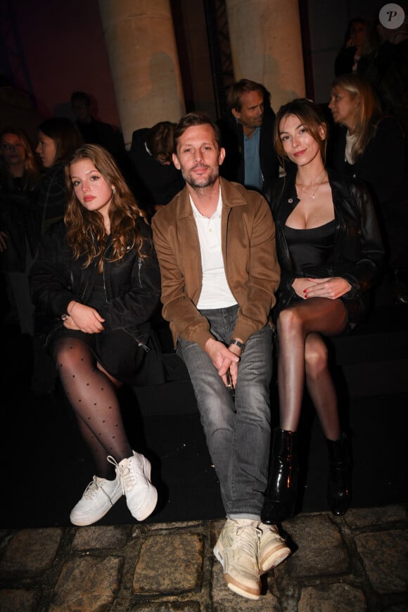 Exclusif - Bonnie, la fille de N.Duvauchelle, Nicolas Duvauchelle et sa fiancée Chloé Roy - Front row lors du défilé Etam Live Show 2022 dans les jardins des Archives Nationales lors de la fashion week printemps/été 2023 le 27 septembre 2022. © Agence. Bestimage