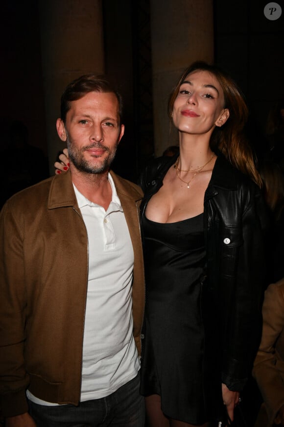 Exclusif - Nicolas Duvauchelle et sa fiancée Chloé Roy - Front row lors du défilé Etam Live Show 2022 dans les jardins des Archives Nationales lors de la fashion week printemps/été 2023 le 27 septembre 2022. © Agence. Bestimage 