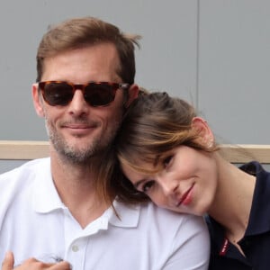 Nicolas Duvauchelle et sa compagne Chloé Roy dans les tribunes lors des Internationaux de France de Tennis de Roland Garros 2022. Paris, le 5 juin 2022. © Dominique Jacovides/Bestimage 