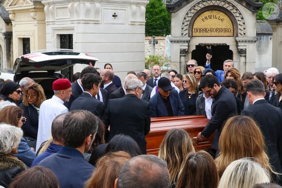 Exclusif - Illustration du cercueil - Obsèques du producteur François Bennaceur (Ben Naceur) au cimetière ancien de Neuilly-sur-Seine, France, le 13 mai 2024. 