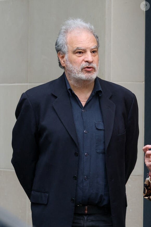 Exclusif - Raphael Mezrahi - Obsèques du producteur François Bennaceur (Ben Naceur) au cimetière ancien de Neuilly-sur-Seine, France, le 13 mai 2024. 