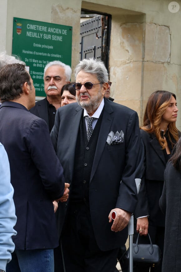 Exclusif - La famille et les proches - Obsèques du producteur François Bennaceur (Ben Naceur) au cimetière ancien de Neuilly-sur-Seine, France, le 13 mai 2024. 