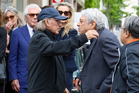 Exclusif - Jean-Daniel Lorieux, Alexandre Arcady et Enrico Macias - Obsèques du producteur François Bennaceur (Ben Naceur) au cimetière ancien de Neuilly-sur-Seine, France, le 13 mai 2024. 